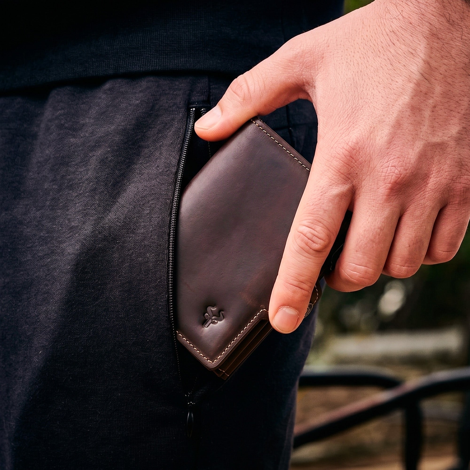 Hale – Pop-Up Card Holder
