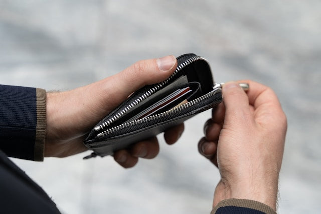 Leather, Fabric or Smart Wallet — Which One Actually Fits Your Needs?